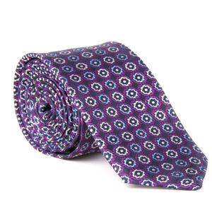 Fialová kravata s kvetinovým vzorom.