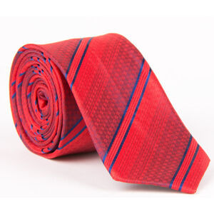 Červená kravata s modrým prúžkom.